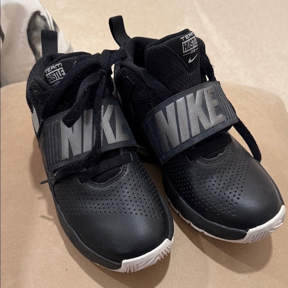 Nike Kids Black Team Hustle Sneakers